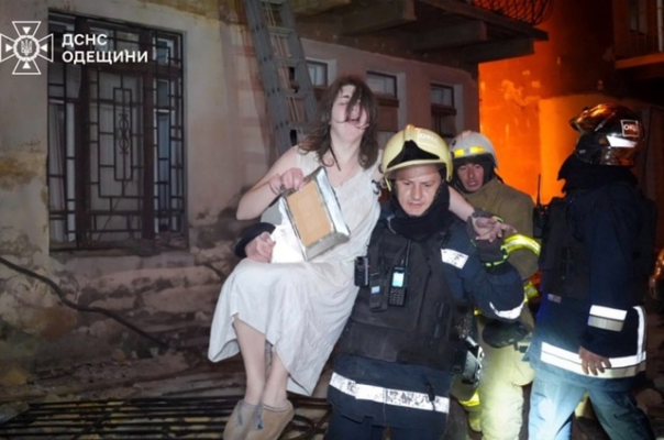 Un mort şi 14 răniţi, inclusiv trei salvatori, în atacuri ruse cu dronă la Odesa. Şase răniţi, inclusiv doi adolescenţi, în atacuri cu dronă şi bombe planante la Harkov. Kievul anunţă că a doborât 70 dintre cele 86 de drone lansate de ruşi, Moscova 61 ucrainene