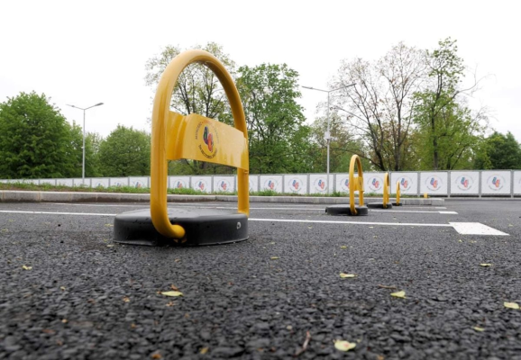 Iniţiativă de plafonare a preţului locurilor de parcare la Buzău, după ce un locatar a licitat 22.000 lei pentru un an
