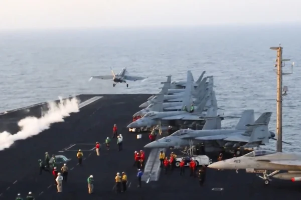 Rebelii Houthi au revendicat două atacuri asupra portavionului american USS Harry Truman