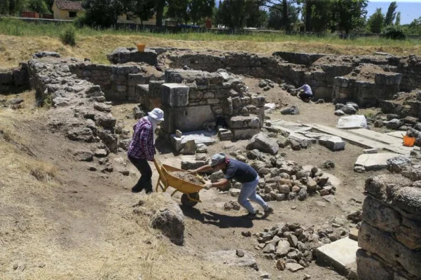Arheologii francezi descoperă un trunchi fosilizat vechi de 28 de milioane de ani