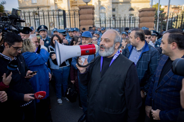 Autoritățile armene l-au arestat pe arhiepiscopul Bagrat Galstanyan pentru presupusă tentativă de lovitură de stat