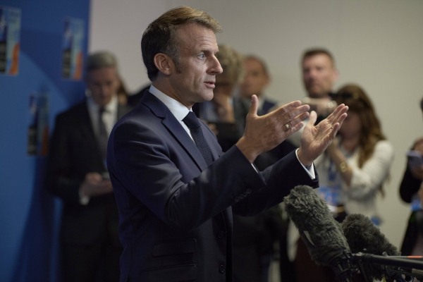 Emmanuel Macron: A cere aliaților europeni să cheltuiască mai mult pentru apărare în plin război comercial e o aberație