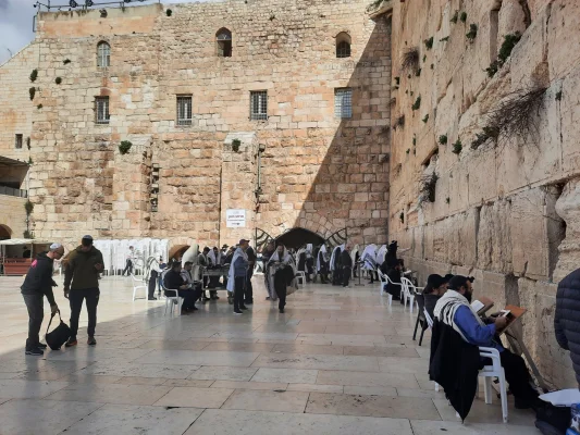 MAE: Un alt treilea grup de pelerini români a părăsit Israelul, aflându-se în Egipt / De acolo, românii vor ajunge la Sofia, de unde îşi vor continua călătoria spre România pe cale rutieră