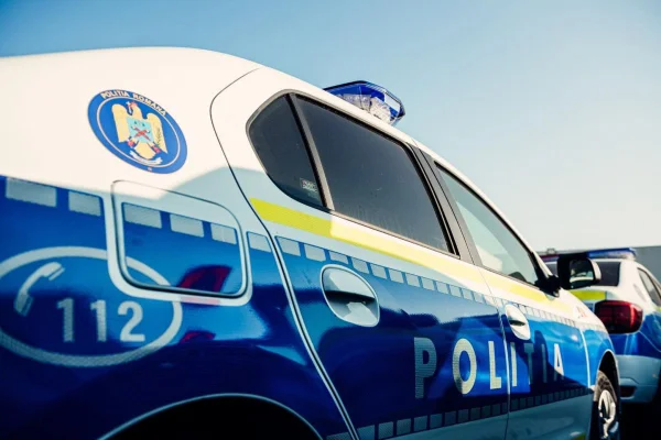 Două femei bănuite de o spargere şi urmărite de poliţişti au intrat cu maşina într-un autotren. Una a murit