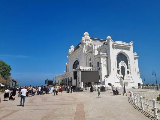 Cazinoul din Constanţa va fi o destinație exclusiv culturală, va avea o cafenea și nu va mai găzdui jocuri de noroc. Clădirea simbolică a fost renovată din temelii