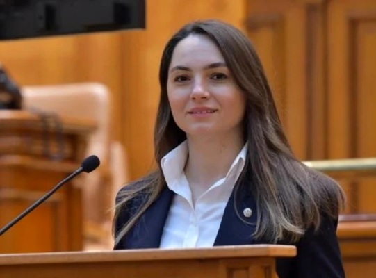 Video
        Anamaria Gavrilă, o nouă gafă în Parlament, care a stârnit râsete: a încurcat „fața” cu „spatele” într-un discurs în plen