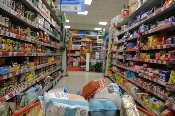 ANSVSA a închis un hypermarket din Capitală, a suspendat activitatea altor două şi a dat amenzi de 443.000 de lei