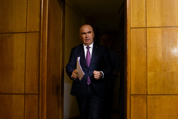 Bolojan: Am descoperit un nou comitet special, care avizează investițiile străine. În trei ședințe, cei 11 membri câștigă câte un SALARIU de ministru