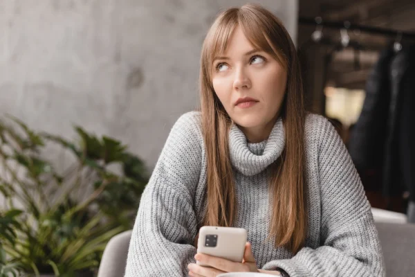 „Linba romînă, anapoi!” În social media, ca la grădiniță: cei fără vocabular țipă și fac tantrum