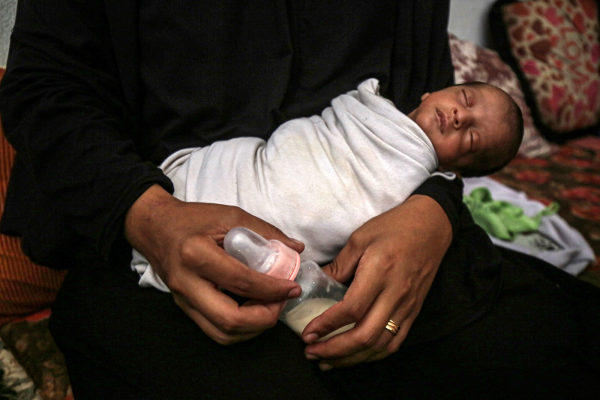 Medicii din Fâșia Gaza avertizează că bebelușii riscă să moară din cauza lipsei de lapte praf. ”Este catastrofal. Sunt piele și os”
