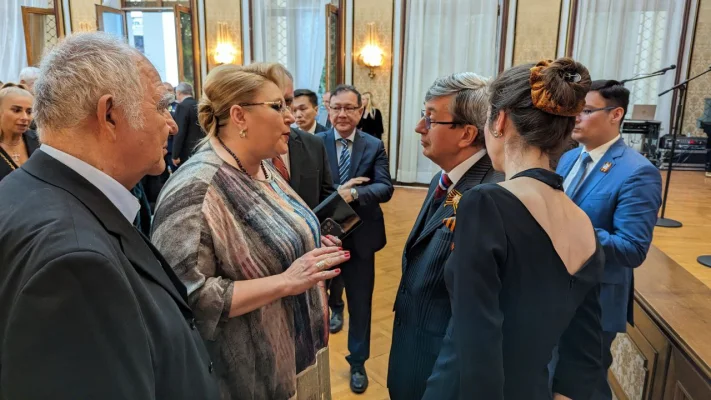 „Sunt putinista”. Sosoaca, prezenta din nou la Ambasada Rusiei, cu prilejul zilei nationale a acestei tari: „Toate cele bune, in special pentru SRI si SIE, sa stie unde sunt” – VIDEO