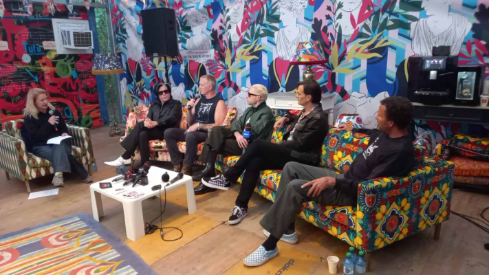 Queens of the Stone Age la EC: Vă iubim! Nu ne interesează cu cine votezi, muzica ar trebui să fie o scăpare din lumea asta”