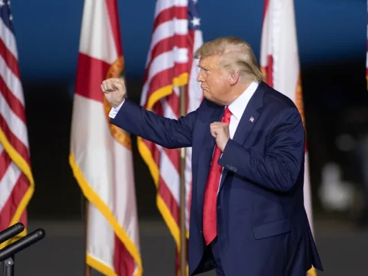 Trump jubilează după primele 100 de zile de mandat: "Mă distrez mult". Americanii, tot mai enervați