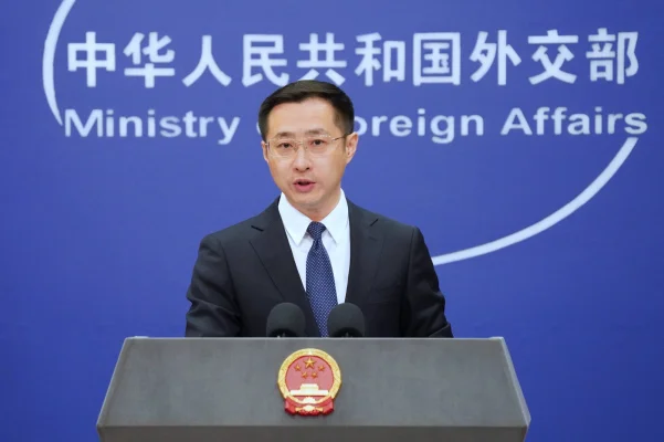 China RESPINGE acuzațiile Ucrainei privind prezența militarilor chinezi și își ÎNDEAMNĂ cetățenii să evite zonele de conflict