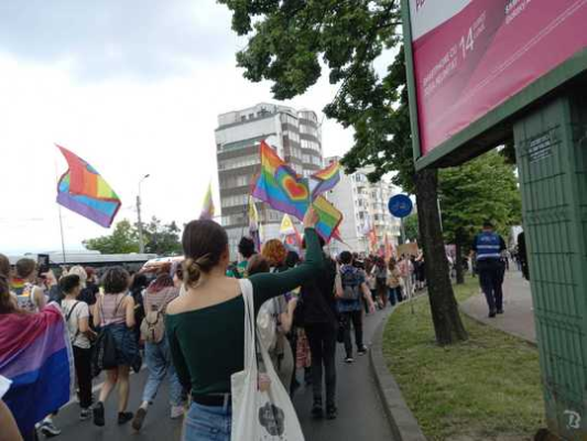Mii de persoane au participant la marşul „Iaşi Pride”, organizat de comunitatea LGBTQ / O femeie a aruncat cu agheasmă, iar un bărbat i-a acuzat că au coborât cu patul în stradă