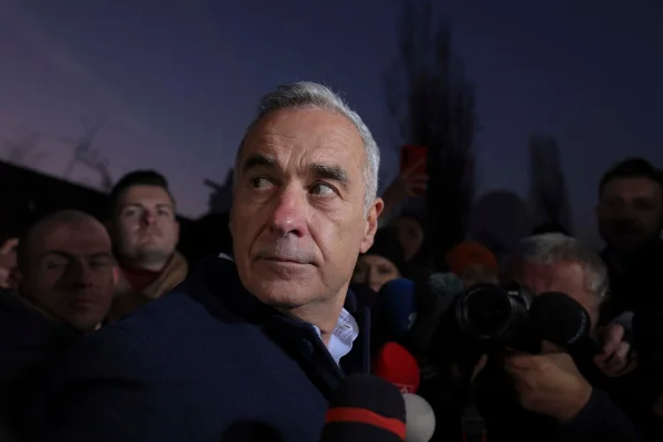 Călin Georgescu, nici un cuvânt despre George Simion la prima apariție după opt zile. Monolog despre popor, neam, sistemul viclean, ciocoi, suflet, pământ, stejari, plus blugi și banane