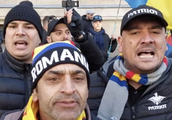Jurnalist de la o publicație pro-rusă, aflat în stradă printre susținătorii lui Călin Georgescu, strigă că „presa este mizerabilă” | Aktual24