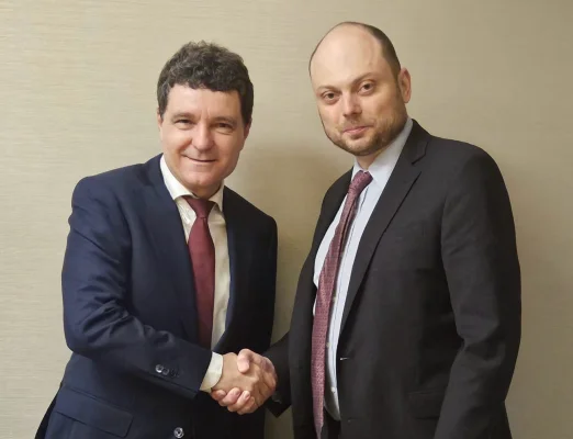 Întâlnire între Nicușor Dan și opozantul rus Vladimir Kara-Murza: „Onorat să mă întâlnesc cu președintele ales al României”