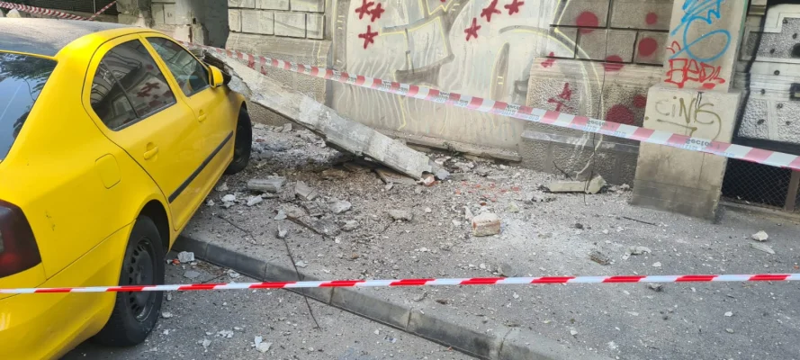 Bucată de tencuială căzută dintr-o clădire, în Sectorul 1 / O mașină a fost avariată / Primăria spune că proprietarii nu au depus documentaţia în vederea consolidării