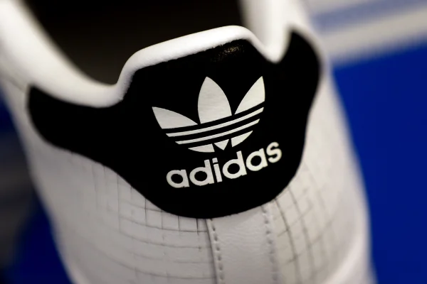 Adidas avertizează că prețurile echipamentelor sportive în SUA vor crește, din cauza taxelor vamale impuse de Trump