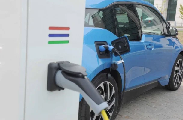Rabla auto pentru instituții publice: Bugetul pentru electrice și hibrid s-a epuizat într-un timp record
