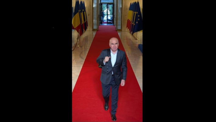Foto „Bună dimineața!”. Ilie Bolojan s-a pozat pe holul Palatului Victoria, în prima sa zi la guvern