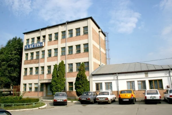 Se vinde la licitație prima fabrică din România care a produs lapte în pungă / Pentru clădirile Lactis Iași se cer 7,6 milioane de euro / Au trecut 9 ani de la falimentul fabricii