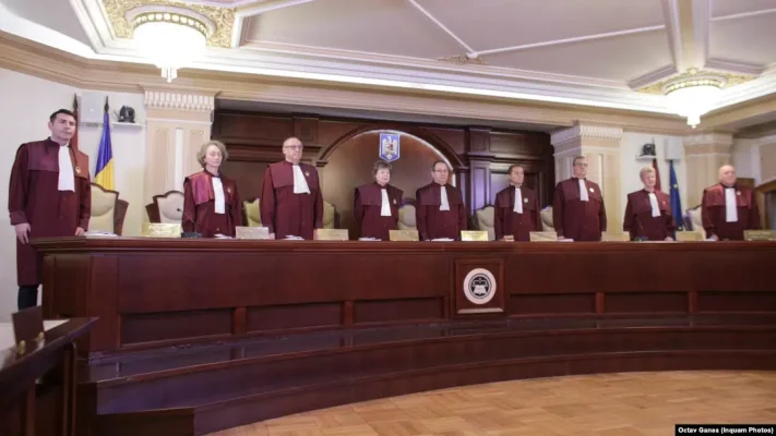 Președintele Klaus Iohannis a decorat  trei judecători ai Curții Constituționale, aflați în ultimele luni de mandat