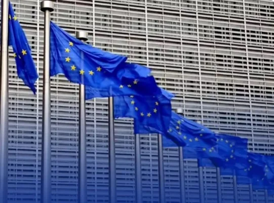 UPDATE - Comisia Europeană recomandă Consiliului European să adopte o decizie prin care să constate că România nu a luat măsuri eficiente pentru reducerea deficitului/ Risc de îngheţare a fondurilor/ Ministrul Finanţelor: România a primit un ultim semnal