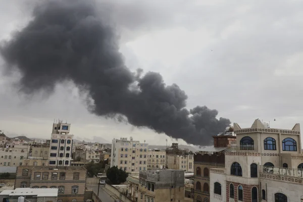 Israelul a lovit aeroportul și centrale electrice din Sanaa, controlate de rebelii houthi