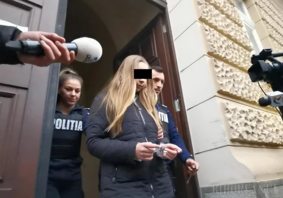 Eleva din Bihor care şi-a înjunghiat pedagogul va fi judecată pentru tentativă de omor calificat