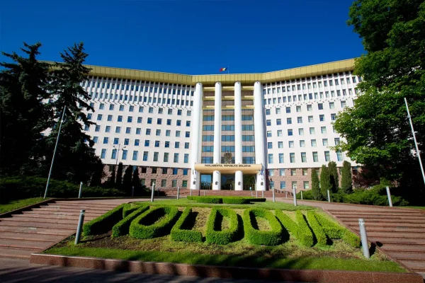 Sondaj: Un partid și două blocuri electorale ar urma să ajungă în viitorul Parlament al Republicii Moldova