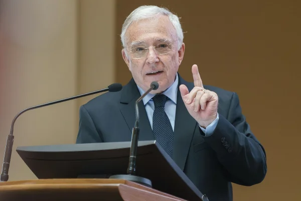 Mugur Isărescu are salariu mai mare ca Emmanuel Macron: Unii prea au luat-o aiurea