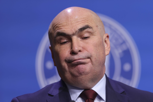 Unde s-a ajuns: Angajații lui Bolojan îi atrag atenția ca să nu le scadă salariile. ”Avem stafilococ auriu în toalete”