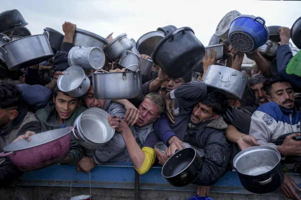 Mii de palestinieni au luat cu asalt un centru de distribuție de alimente la Rafah