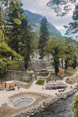 Spațiul de promenadă din Băile Herculane e vandalizat constant / Voluntarii care îngrijesc zona: ”Așteptăm sprijin, dar mai ales bun simț și cei șapte ani de acasă”