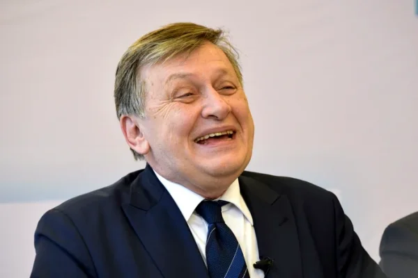 Pe cine consideră Crin Antonescu cel mai mare trădător. Cum a răspuns când a fost întrebat de ce nu s-a angajat în ultimii 10 ani?