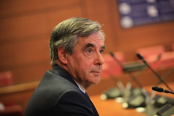 Fost premier francez, CONDAMNAT la patru ani de închisoare cu suspendare, în dosarul angajării fictive a soției sale