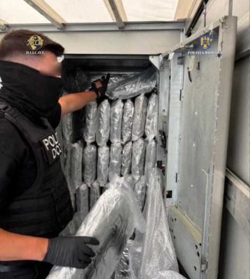 Doi bărbaţi, arestaţi preventiv într-un dosar instrumentat de DIICOT Târgu Mureş/ Unul dintre ei ar fi adus din Spania 170 de kilograme de canabis şi 5 kilograme de cocaină, ascunse într-un transport de gresie şi aparate de cafea