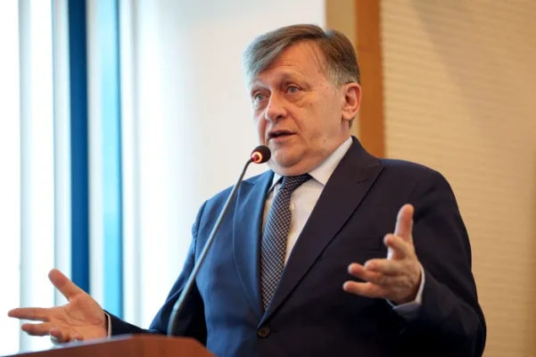 Video
Crin Antonescu a cerut CNSAS toate documentele legate de Securitate: „Am crezut că au trecut vremurile şopârlelor”