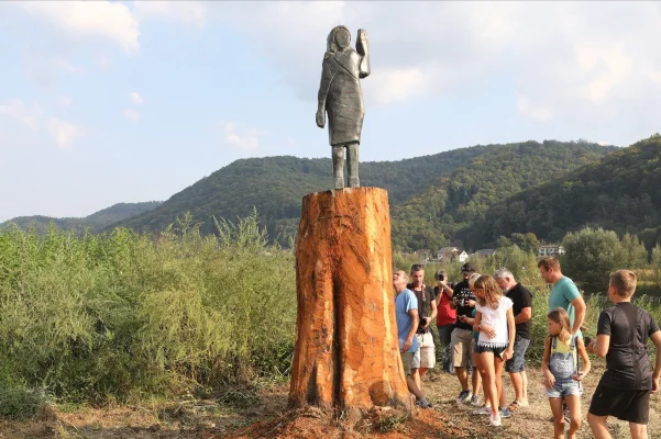 Anchetă în Slovenia, după ce statuia din bronz a Melaniei Trump a dispărut