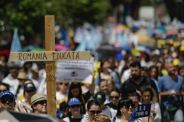 Revoltă în Educație: Profesorii protestează la locul de muncă și amenință cu acțiuni masive