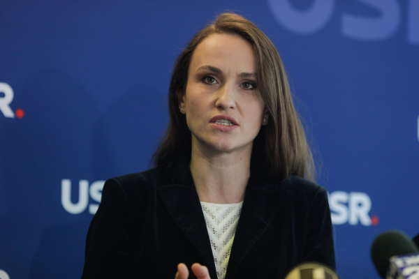 Unele servicii consulare ar putea fi taxate. Ministrul de Externe a pus gând rău rețelelor de „paraziți” care profită de românii din diaspora