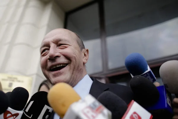 Băsescu, despre neprezentarea lui Simion la dezbateri: Are atâtea minciuni debitate, ştie că presa nu l-ar ierta şi i-ar cere explicaţii. Pentru a evita acest lucru, fuge de presă