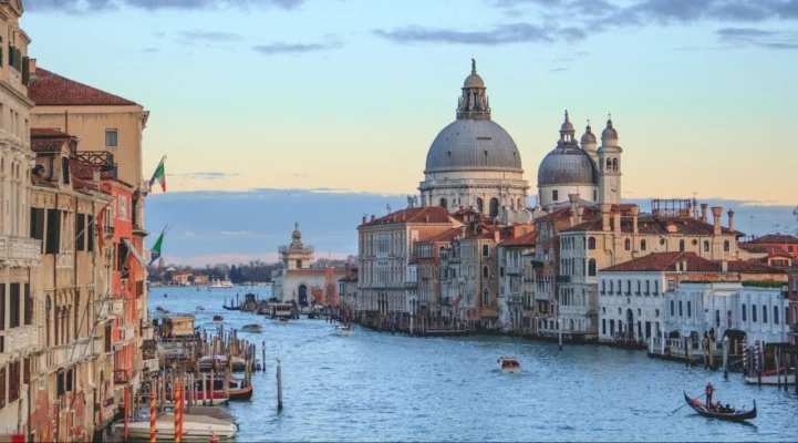 Venețienii vor să blocheze nunta lui Jeff Bezos: ”Veneția nu e de vânzare” / ”Este unul dintre stăpânii lumii, un simbol al capitalismului digital, al exploatării muncii și al evaziunii fiscale” / Ar urma să vină aici Oprah Winfrey, Mick Jagger, Lady Gaga, Ivanka Trump și clanul Kardashian