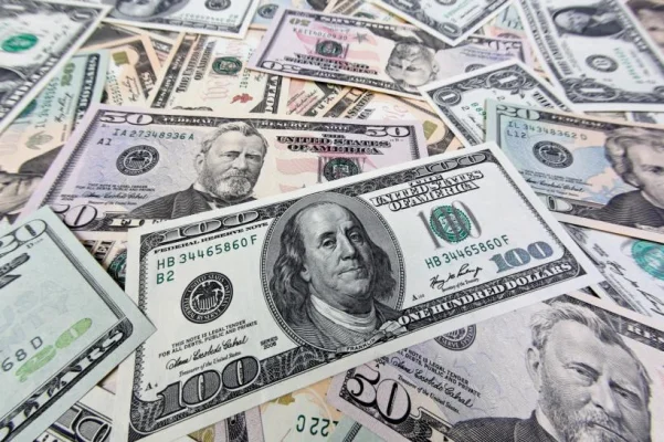 Leul s-a depreciat, vineri, în raport cu principalele valute