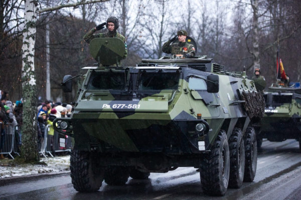 Trafic restricţionat pe DN 1, în judeţul Braşov, după ce vehiculele dintr-un convoi militar au atins partea superioară a unui pod / Nu sunt victime / Aglomeraţie şi în alte zone ale DN 1