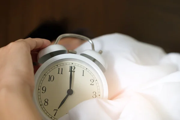 Cum să te trezești corect: 5 obiceiuri de dimineață pentru o zi sănătoasă