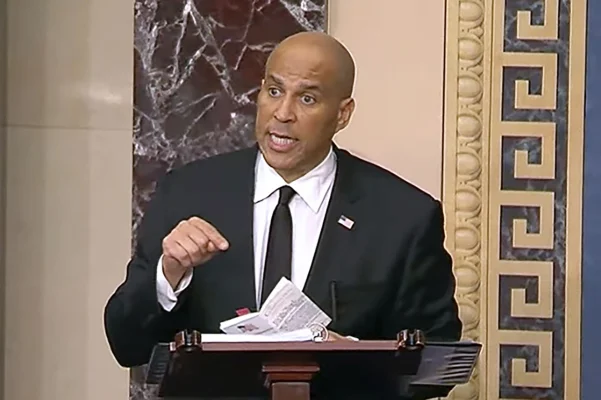 25 de ore de protest: Democratul Cory Booker l-a criticat pe Trump într-un discurs-maraton în Senatul SUA