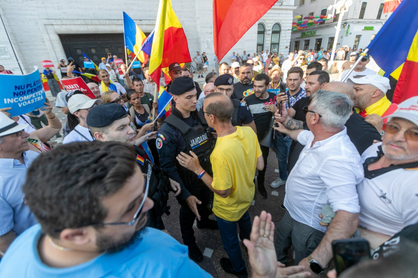 Protestatarii AUR au forțat dispozitivul de jandarmi și au încercat să meargă spre intrarea în Guvern / Jandarmeria: Nu s-au folosit gaze lacrimogene, așa cum s-a vehiculat în spațiul public